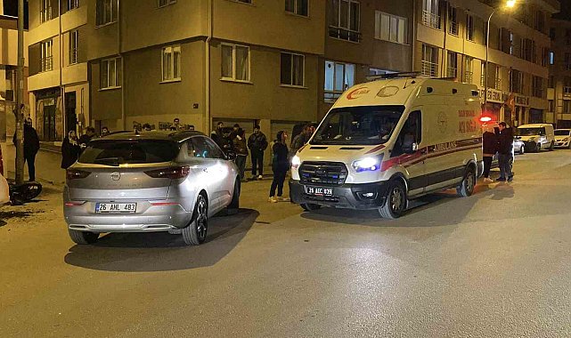 Peş peşe 2 araca çarpan motosikletin sürücüsü ağır yaralandı