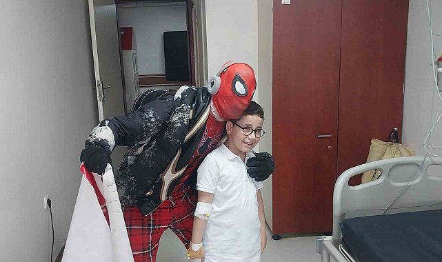 Pijamalı örümcek adam Ayaz Salih Koç, Erzurum'da çocukların yüzünü güldürdü