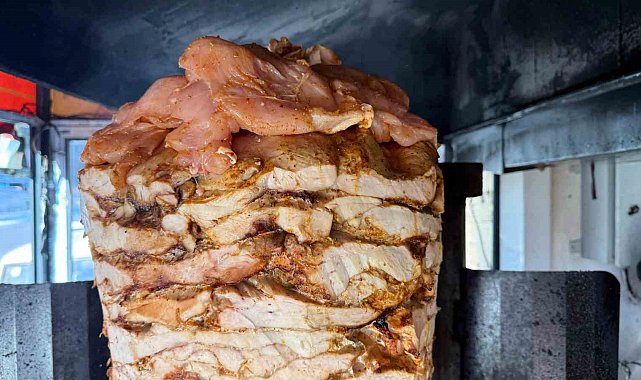 Pişmiş tavuk dönere çiğ tavuk takılması ölümcül olabiliyor