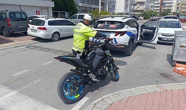 Plakasız motosiklet sürücüsünün son ihlali pahalıya mal oldu: 100 ceza puanından ehliyeti iptal edildi