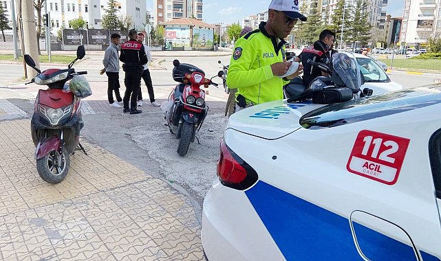 Plakasız motosikletin ehliyetsiz ve kasksız sürücüsüne 35 bin lira ceza