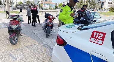 Plakasız motosikletin ehliyetsiz ve kasksız sürücüsüne 35 bin lira ceza