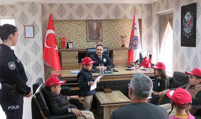 Polis Haftası'nda çocukların polislik hayali bir günlüğüne gerçek oldu