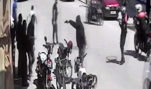 Polisin silahlı şahsa kahramanca müdahalesi kamerada