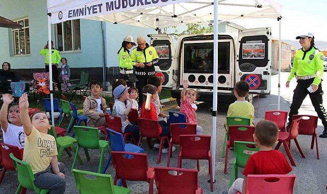 Polislerden çocuklara erken 23 Nisan kutlaması