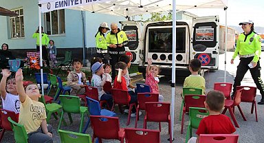 Polislerden çocuklara erken 23 Nisan kutlaması