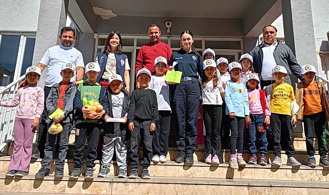 Polisleri ziyaret eden minikler gönüllere dokundu