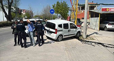 Polisten kaçan araç aydınlatma direğine çarptı