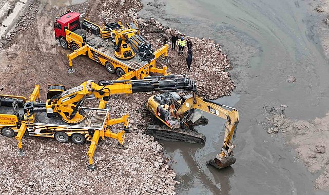 Porsuk Çayı zeminine gömülen ekskavatör 2 vinç ile çıkarıldı
