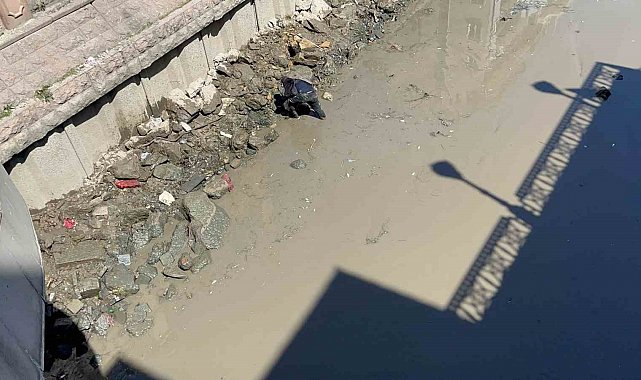 Porsuk Çayı'nın suyu temizlik için kesildi, hurdacılar çamurun içine daldı