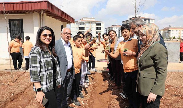 "Yeşil Okullar Projesi"yle Sevinç Göymen Ortaokulu'nda öğrenciler hem ekti, hem üretti