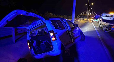 Refüje giren hafif ticari araçta 2 kişi yaralandı