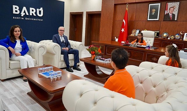 Rektör Uzun, koltuğunu çocuklara devretti