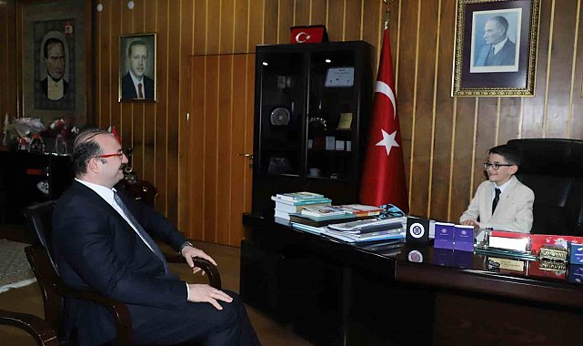 Rektörlük koltuğu 23 Nisan'da minik rektöre emanet