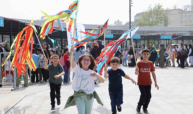 Rengarenk hayaller gökyüzü ile buluştu