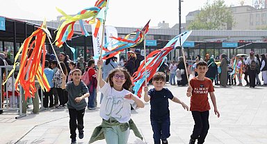 Rengarenk hayaller gökyüzü ile buluştu
