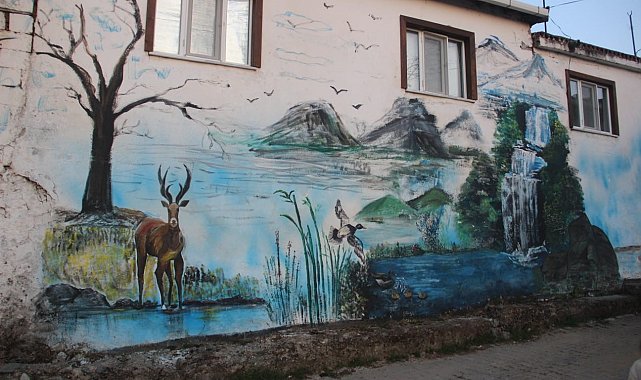 Resim öğretmeni üretmeden duramıyor, hem köyü renklendirdi hem de eski ruhunu getiriyor