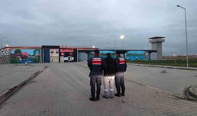 Resmi belgede sahtecilik suçundan aranan şahsı jandarma yakaladı