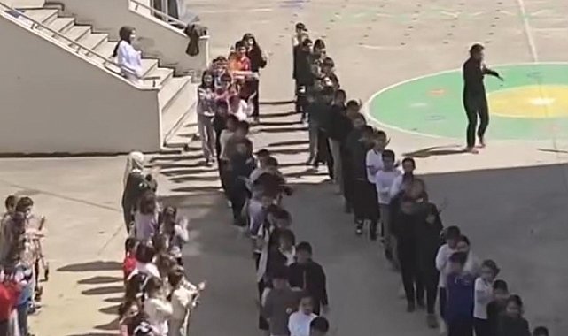 Rize'de tebessüm ettiren görüntü: 23 Nisan'a hazırlanan öğrencilere iskele üzerinde halay çekerek eşlik etti