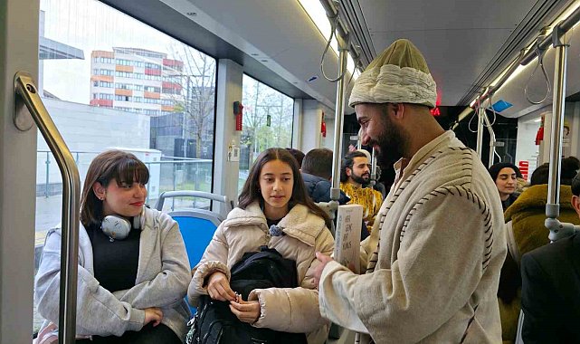 Roman kahramanları tramvaya bindi, kitap dağıttı