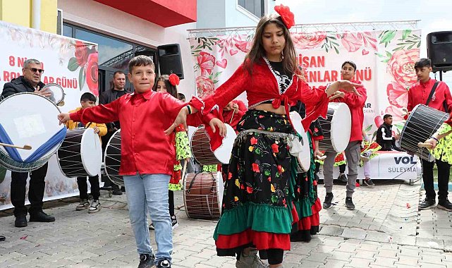 Romanlar Günü renkli görüntülerle kutlandı: Taburelere çıkıp oynadılar