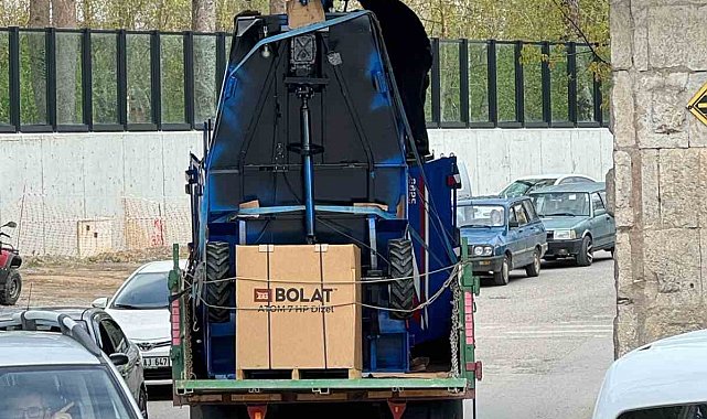 Römork yüklü kamyon köprüye takıldı