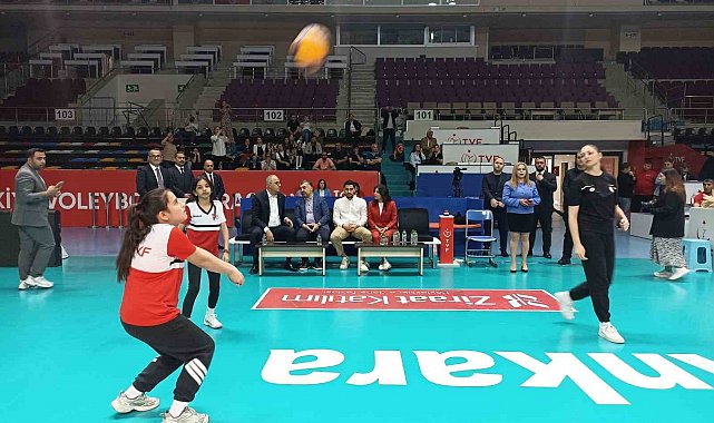 RTÜK Başkanı Şahin, Türkiye Voleybol Federasyonu'nda çocuklarla bir araya geldi