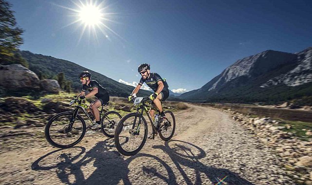 Rus ve Avrupalı bisiklet sporcuları kamp için Kemer'i tercih etti