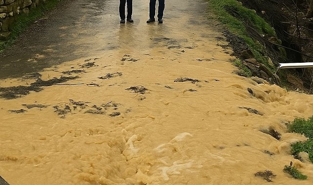 Sağanak yağış etkili oldu, köy yolu nehre döndü