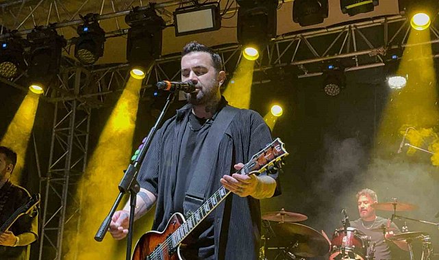 Sağanak yağış gençlerin eğlencesini bozamadı