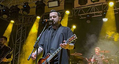 Sağanak yağış gençlerin eğlencesini bozamadı