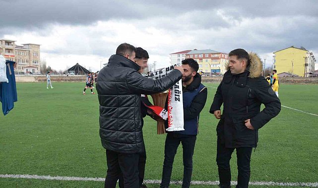 Sahaya attığı pet şişenin isabet ettiği polise çiçek takdim etti