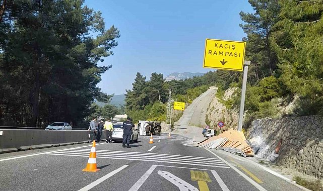 Sakar rampasında freni patlayan kamyon kazasında bir yaralı