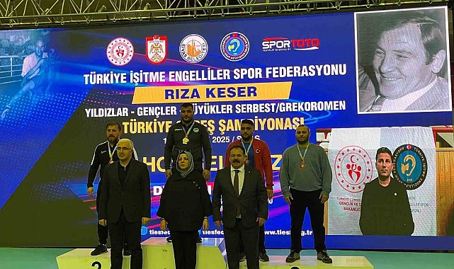 Sakarya Büyükşehir güreşçileri Sivas'ta şampiyon oldu