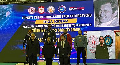 Sakarya Büyükşehir güreşçileri Sivas'ta şampiyon oldu