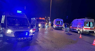 Sakarya'da duble yolda iki otomobil çarpıştı: 1'i ağır 7 yaralı
