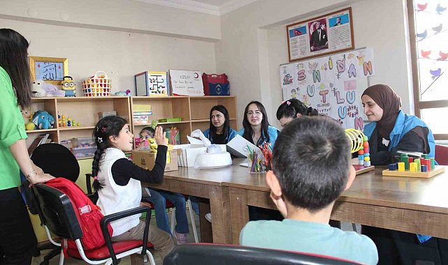 Salih Baba Yurdu gönüllüleri 23 Nisan'ı özel çocuklarla kutladı