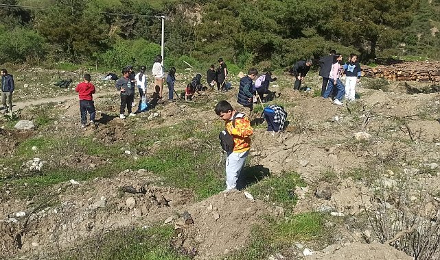 Salihli'de öğrenciler fidan dikerek geleceğe nefes oldu