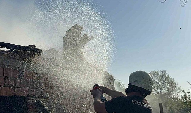 Samanlık yangınında itfaiye eri alevlere böyle müdahale etti