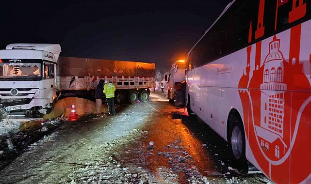 Samsun-Ankara yolunda otobüs ile tır çarpıştı: 5 yaralı