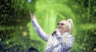 Sanatçı Ece Seçkin, Mersin'de sahne aldı