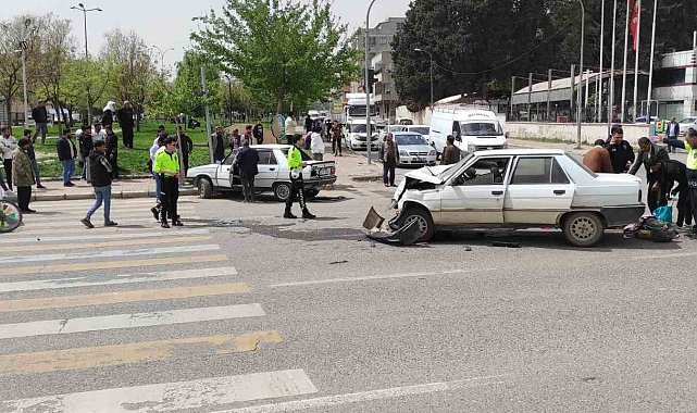 Şanlıurfa'da 2 otomobil çarpıştı: 8 yaralı