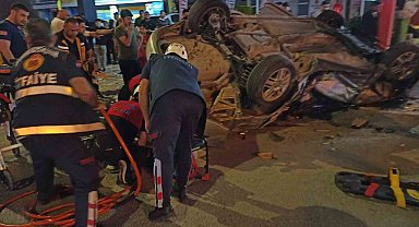 Şanlıurfa'da park halindeki araçlara çarpan otomobil takla attı: 2 ölü, 1 yaralı