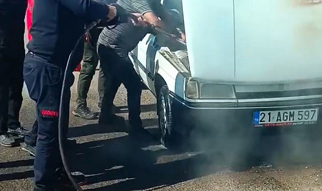 Şanlıurfa'da seyir halindeki otomobil alev aldı