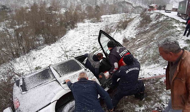 Şarampole devrilen cipin sürücüsü ölümden ağaç sayesinde kurtuldu