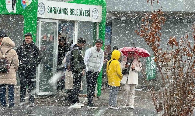 Sarıkamış'a nisanda lapa lapa kar yağdı