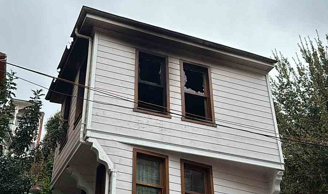 Sarıyer'de ahşap binada korkutan yangın: Muhtar yangını canlı yayınla duyurdu