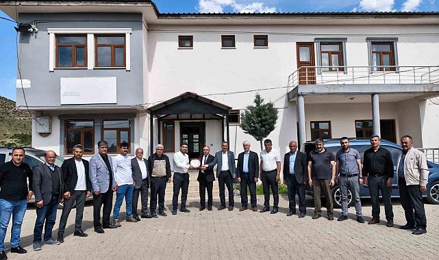 Sason'da muhtarlar memnuniyet ödülünü İlçe Özel İdare müdürüne verdi