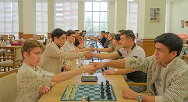 Satranç turnuvası karşılaşmalarda renkli anlara sahne oldu