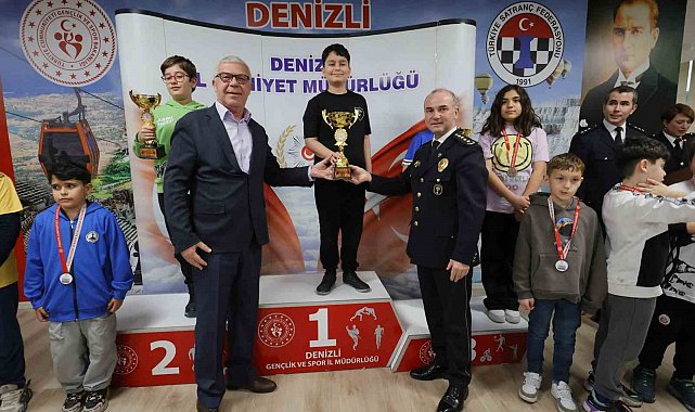 Satrançta küçük ellerden büyük hamleler